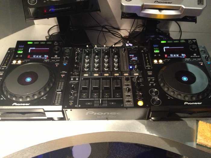 2 platines CDJ 900 + 1 table DJM 700