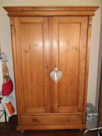 authentique armoire 2portes avec grand tiroir en pin du canada en une pièces