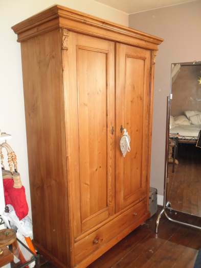 authentique armoire 2portes avec grand tiroir en pin du canada en une pièces